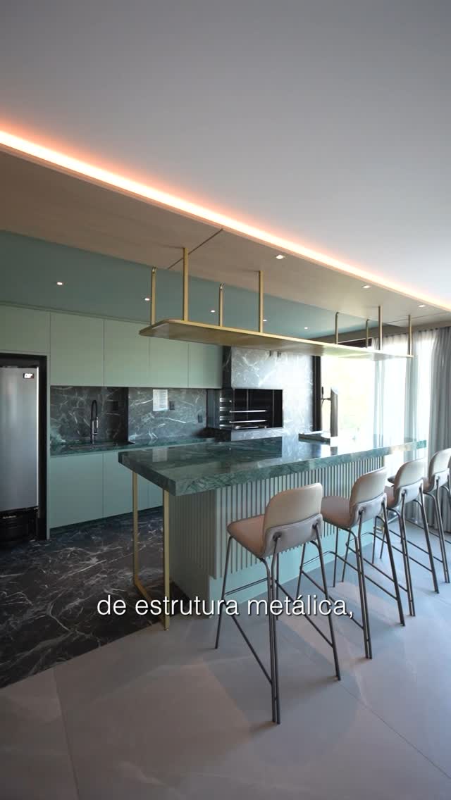 Cozinha contemporânea com bancada escura e iluminação linear