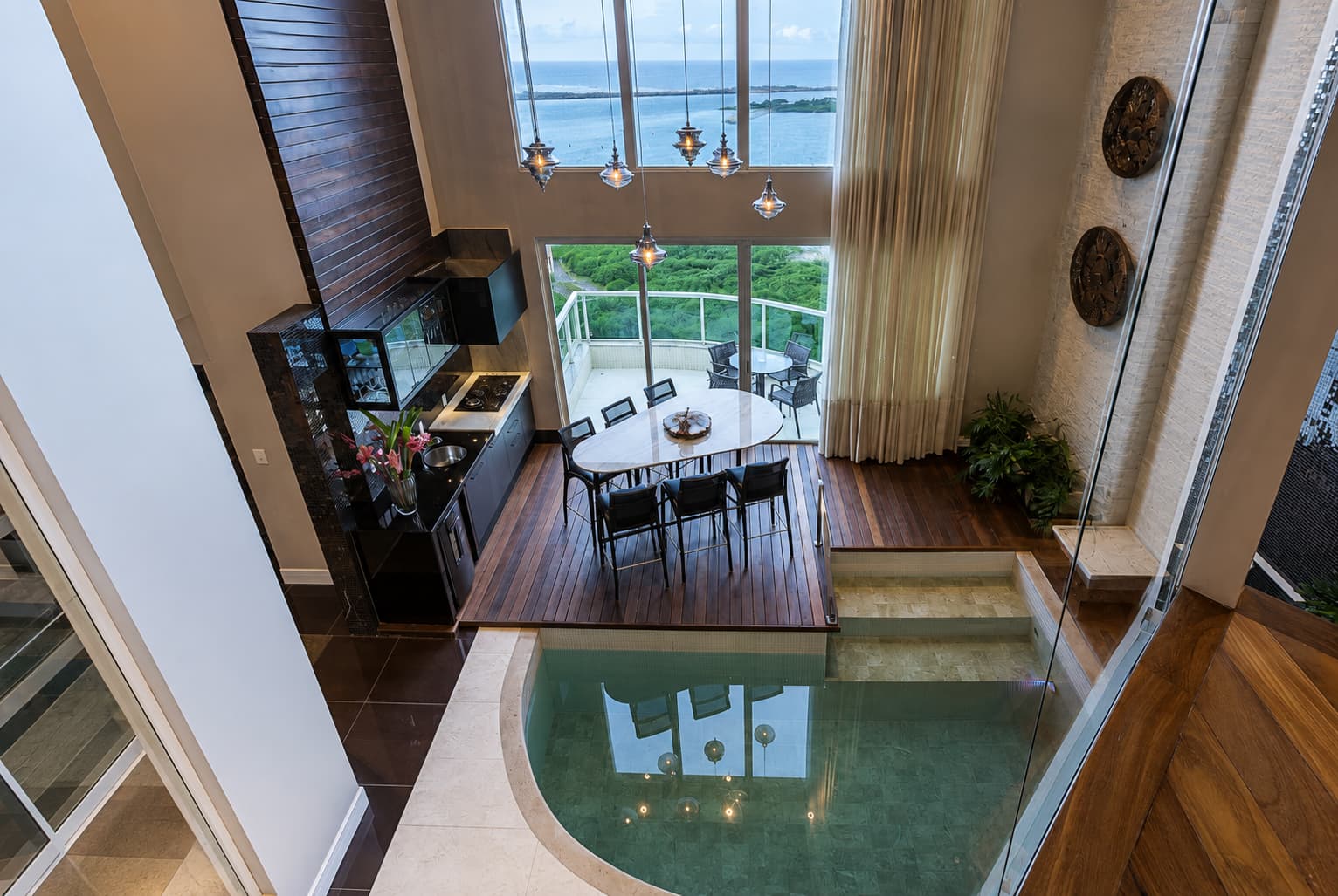 Residência de pé direito duplo com piscina e área gourmet