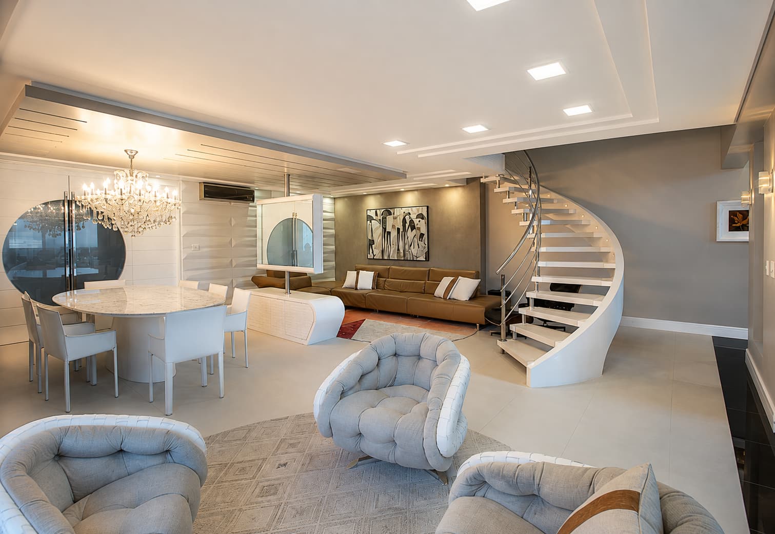 Living residencial integrado com escada curva