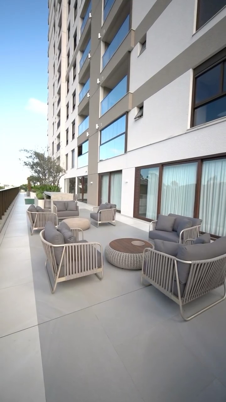 Varanda residencial com mobiliário contemporâneo